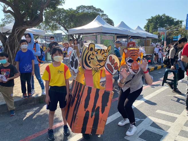 由长荣大学、国际珍古德协会、虎山实小举办的「2022根与芽动物嘉年华－生命之网」为濒危动物发声。(曹婷婷摄)