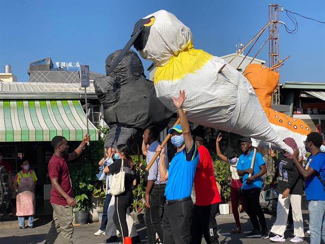 由长荣大学、国际珍古德协会、虎山实小举办的「2022根与芽动物嘉年华－生命之网」为濒危动物发声。(曹婷婷摄)