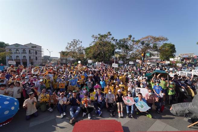 24校参与2022根与芽动物嘉年华，今天在安平踩街为濒危动物发声。(长荣大学提供／曹婷婷台南传真)