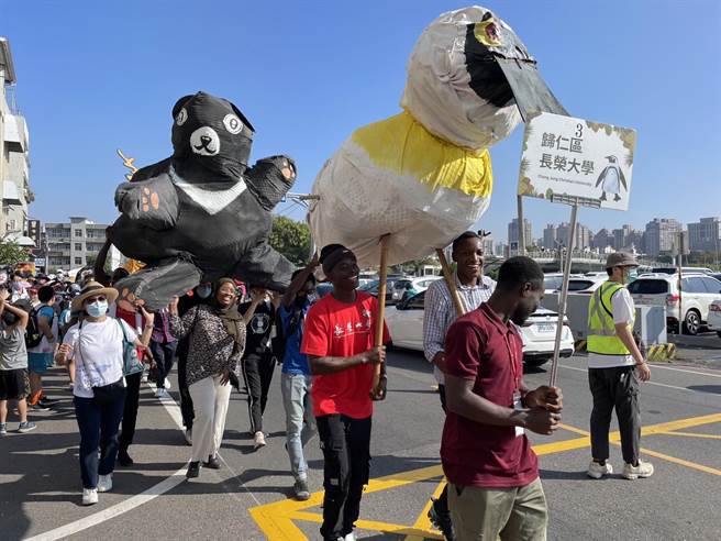 24校参与2022根与芽动物嘉年华，今天在安平踩街为濒危动物发声。(长荣大学提供／曹婷婷台南传真)