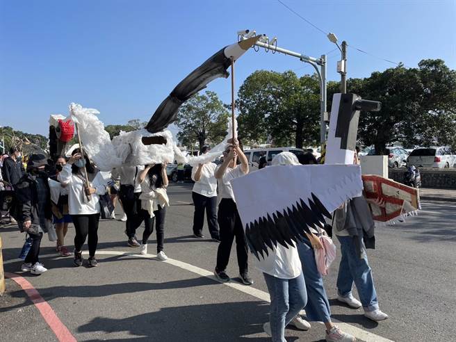 24校参与2022根与芽动物嘉年华，今天在安平踩街为濒危动物发声。(长荣大学提供／曹婷婷台南传真)