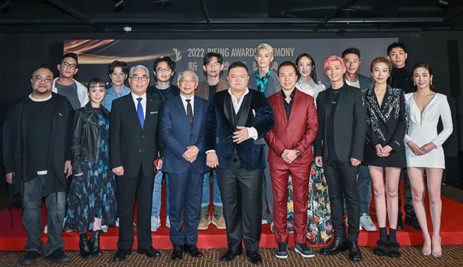 风度影业董事长郑人豪（右四起）、卫山资本总裁林伯骏、世新大学校长陈清河跟眾影人一同出席颁奖典礼。（风度影业提供）