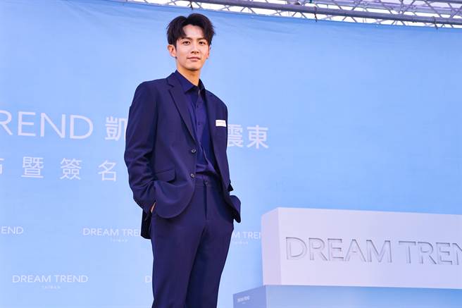 柯震东今帅气现身信义区，跟现场粉丝们互动。（罗永铭摄）