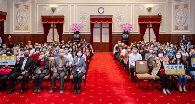 民进党菁英论文抄袭连环爆 蔡英文脸书留言歪楼：都快凑一桌麻将了  （图摘自总统脸书）