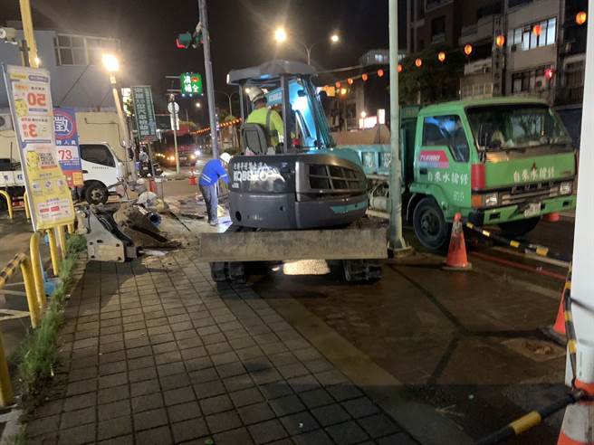 桃园平镇延平路三段自来水管线破裂，台水公司积极抢修中。（民眾提供／蔡明亘桃园传真）