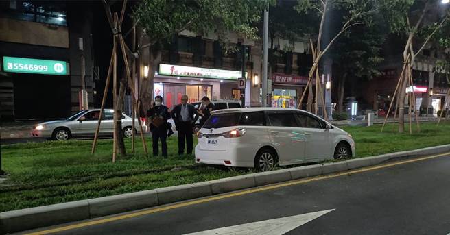 一辆自小客车误闯入轻轨轨道内。（翻摄照片／高雄洪靖宜传真）