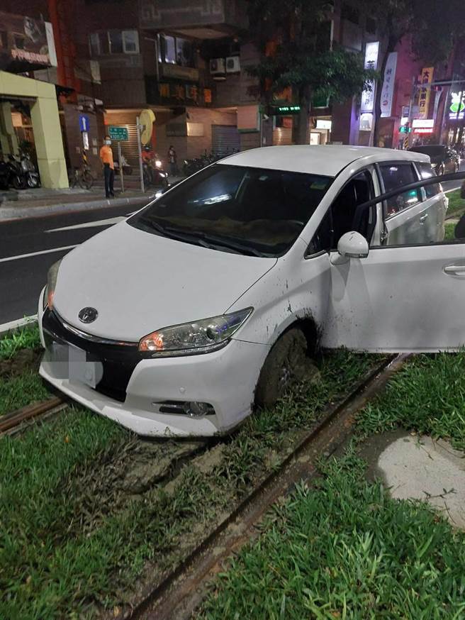 一辆自小客车误闯入轻轨轨道内。（翻摄照片／高雄洪靖宜传真）
