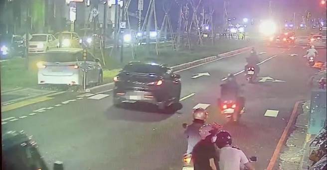 74岁的陈姓驾驶疑似不熟路况误闯轻轨轨道。（翻摄照片／高雄洪靖宜传真）