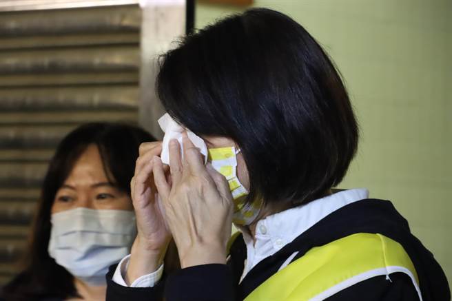 台北市议员王鸿薇南下嘉义市替国民党嘉义市长候选人黄敏惠站台助讲，遇到支持者加油打气，忍不住哭了。（吕妍庭摄）