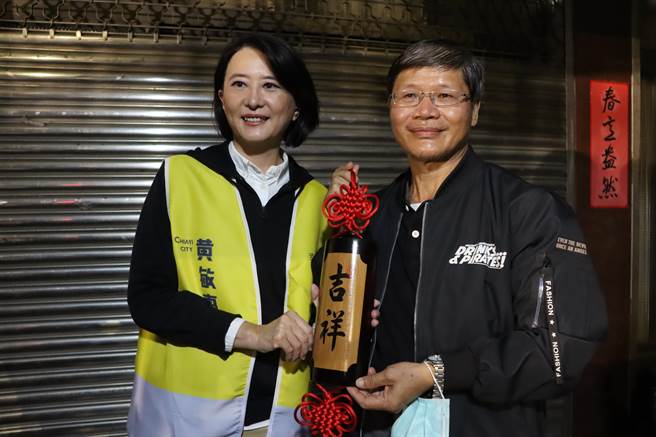 一名张姓支持者自称是「韩粉」，特地送王鸿薇上刻着「吉祥」字样的木制吊饰。（吕妍庭摄）