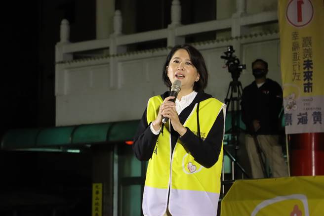 王鸿薇上台时还主动坦承刚在台下被支持者感动，忍不住偷偷擦眼泪。（吕妍庭摄）