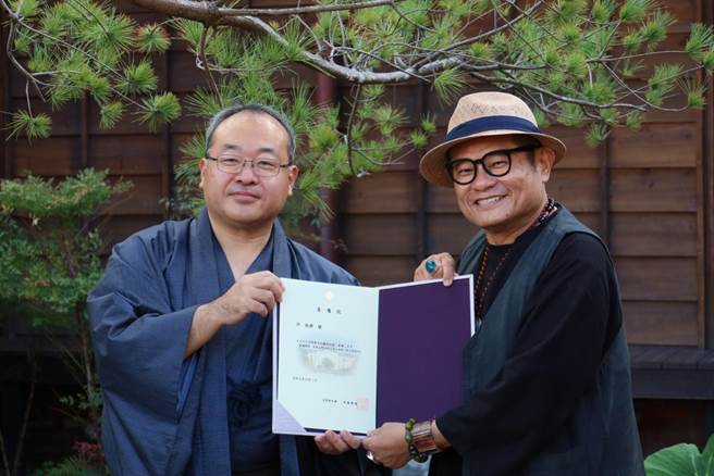 許效舜從京都府觀光室長山本太郎手中接下日本京都府文化觀光大使任命書。（經紀人Joey提供）