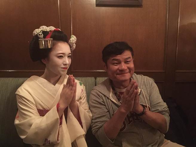 許效舜造訪京都時，曾與藝伎開心合影留念。（經紀人Joey提供）