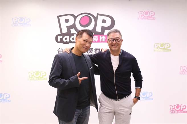 蔡诗萍（左）日前专访王伟忠。（金星文创提供）