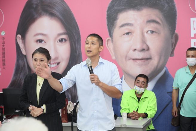 民进党台北市第3选区立委补选参选人吴怡农（中）3日承诺乾净选举、正面选举，他透露不挂广告招牌、不插旗子的背后原因，这次选举将只用A3海报，这很环保且降低参选门槛。吴怡农说，希望可以打一场耳目一新的选战，而不是持续攻击抹黑。（张铠乙摄）