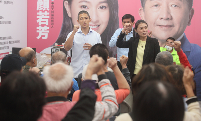 民进党台北市第3选区立委补选参选人吴怡农（中）3日承诺乾净选举、正面选举，他透露不挂广告招牌、不插旗子的背后原因，这次选举将只用A3海报，这很环保且降低参选门槛。吴怡农说，希望可以打一场耳目一新的选战，而不是持续攻击抹黑。（张铠乙摄）