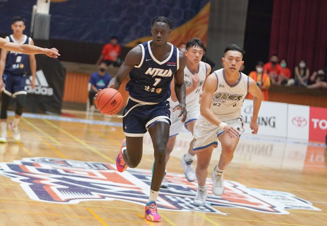 台湾艺大外籍生阿拉萨(中)今天拿下22分、22篮板。(大专体总提供)