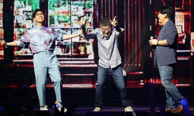 品冠（左起）邀来李宗盛、周华健助阵，3人默契对唱经典歌曲。（季志翔摄）