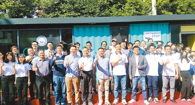 朝阳科大「智慧AI无人健身房」旗舰馆开幕仪式，与会贵宾合影。图／许俊扬