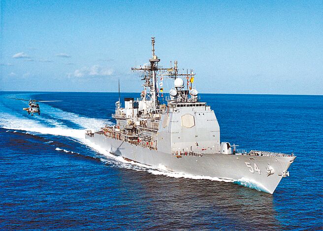 华府智库「雷根总统基金会暨研究所」年度民调指出，43％受访者表示支持美国出兵协防。图为美国海军巡洋舰「安提坦号」2022年9月通过台湾海峡，展现美国对自由开放印太地区的承诺。（摘自美国海军第七舰队推特）