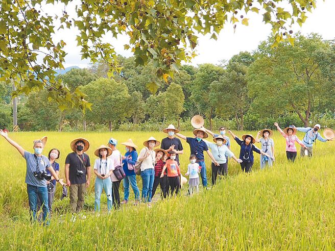新竹縣府打造新竹走走旅遊品牌，去年起陸續推出關西、北埔、竹東、新埔4條路線，深獲旅客青睞。（新竹縣府提供／邱立雅竹縣傳真）