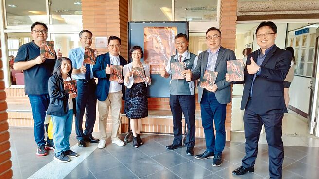 桃市图近期出版《溪医：捕捉大溪传统医药从业人员的身影》书籍，收录10篇在地传统医药产业的口述歷史，将宝贵文化传承至下一代。（桃市图提供／蔡明亘桃园传真）