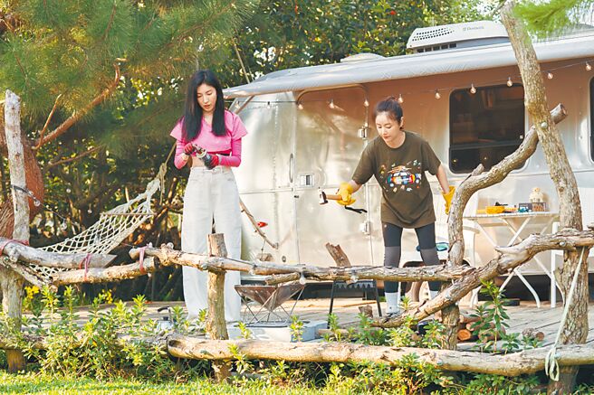林心如（右）與楊謹華一起去露營。（TVBS提供）