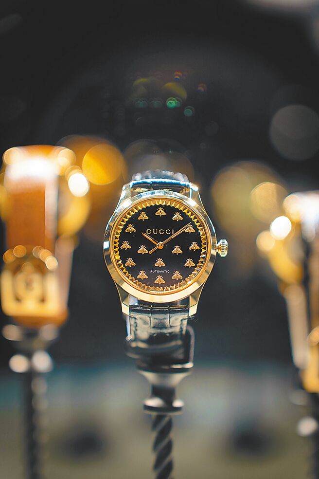 GUCCI Timeless 18K金蜜蜂腕表，表面运用黑玛瑙制成，品牌经典的蜜蜂图腾象徵繁盛的意涵。（吴松翰摄）