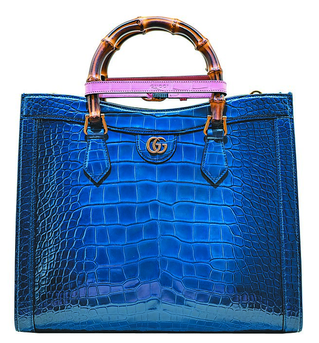 GUCCI Diana渐层宝蓝鱷鱼皮革包，250万6900元。（吴松翰摄）