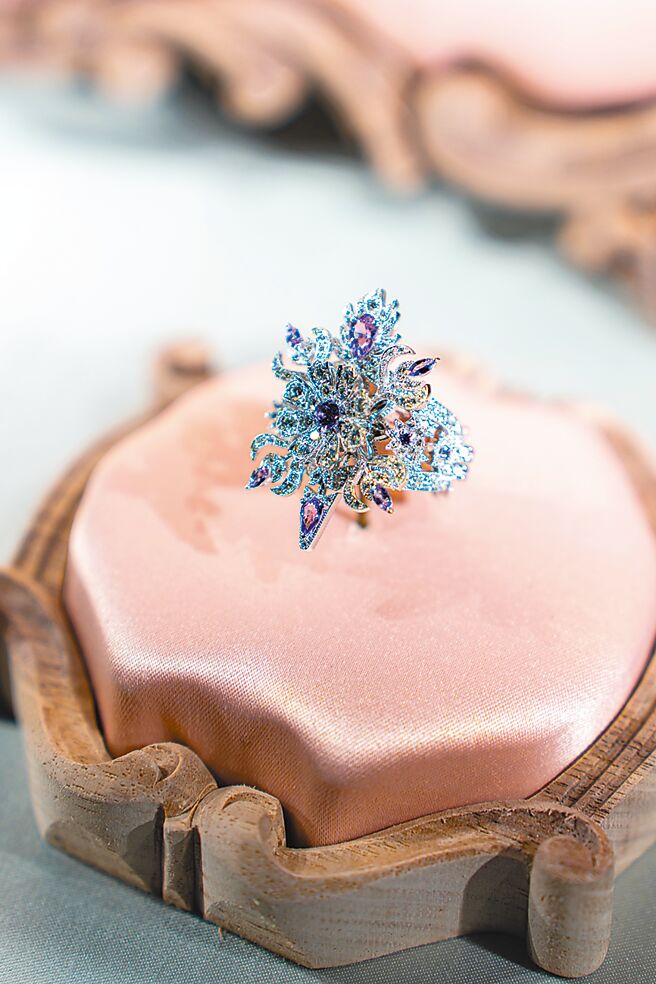 Flora系列紫色蓝宝石钻石戒指，价格店洽。（吴松翰摄）