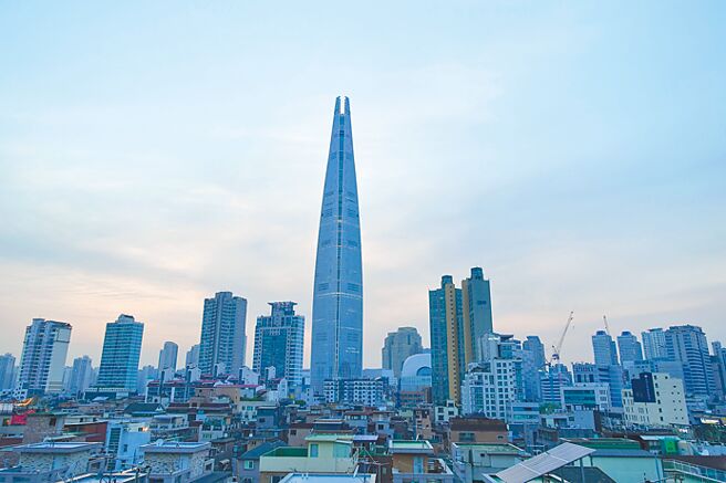 Seoul Sky內有高樓景觀餐廳跟360度的觀景台，可觀賞首爾的黃昏景色。（摘自臉書）