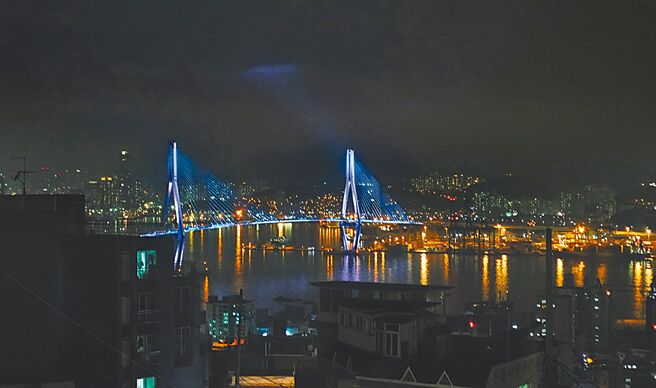 許多人提到釜山夜景可能會先想到廣安大橋，但釜山影島的夜景也是相當美麗的。（摘自臉書）