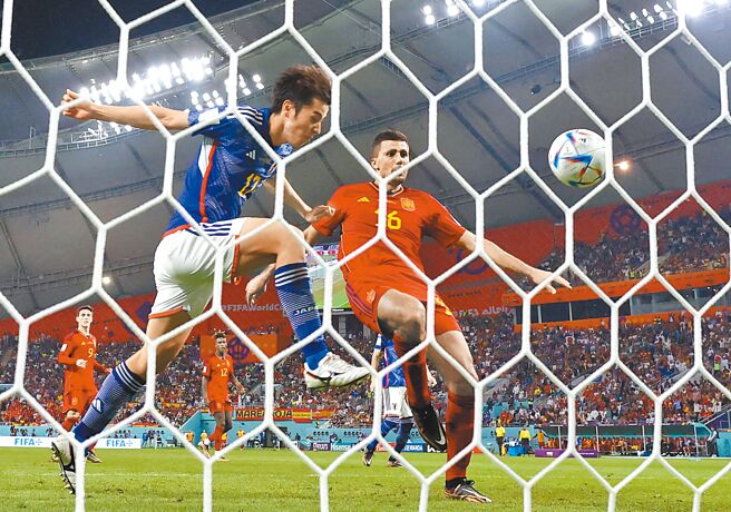 日本田中碧（左）在第51分鐘用右大腿打入超前進球。（路透）