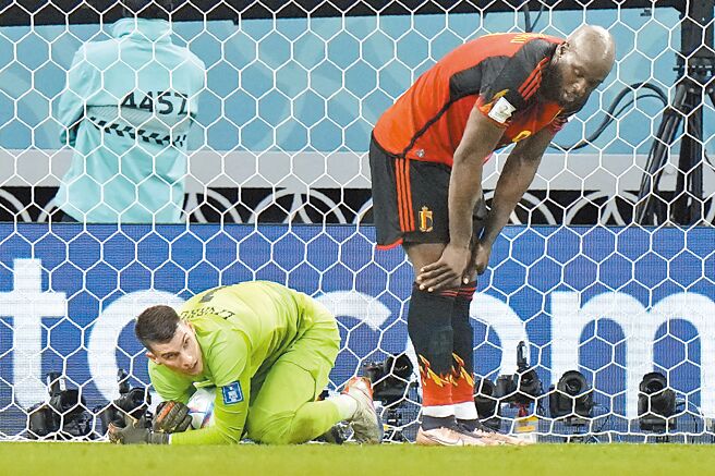 比利时「小魔兽」卢卡库（右）对克罗埃西亚连连放枪，表情懊恼却也无可奈何。（美联社）