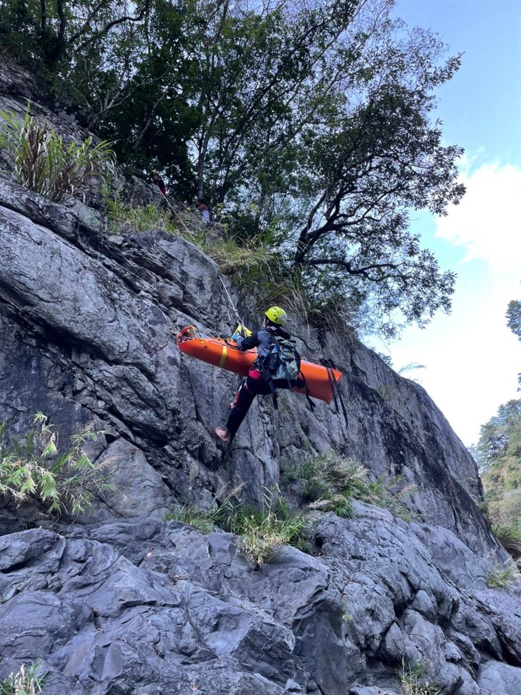 警方和山青將楊男遺體搜救上岸。（新竹縣消防局提供／羅浚濱新竹傳真）