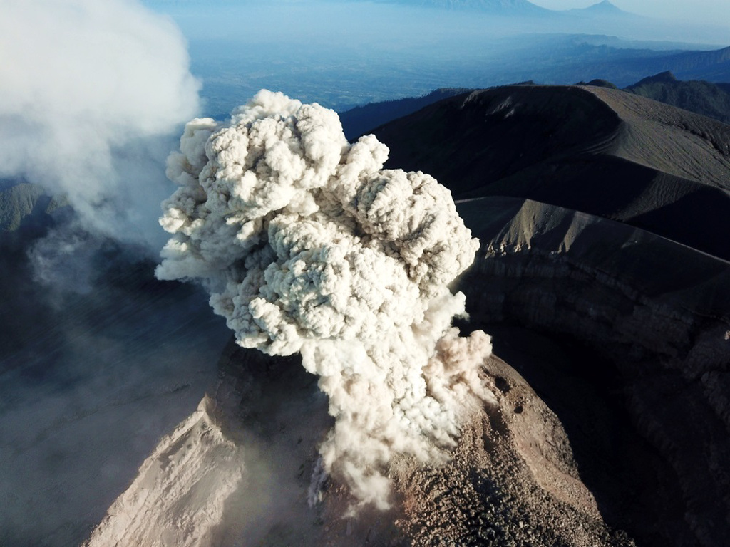 影》印尼火山大爆发冲至15km高空 日本监控「这里」恐爆海啸