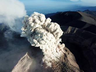 影》印尼火山大爆發衝至15km高空 日本監控「這裡」恐爆海嘯