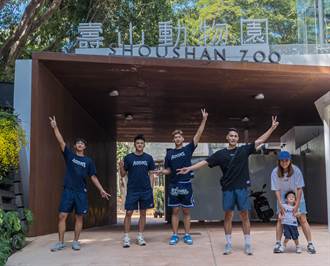 壽山動物園重開幕在即 「全家海神」球星化身保育員餵羊咩咩