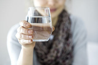 女為減重每天喝水5千c.c. 下場慘！醫警告：6類人要限水