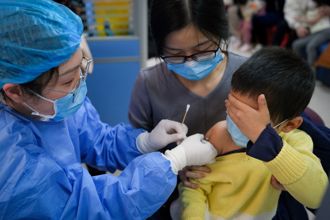美情報總監：中國不願接受西方疫苗 放鬆防控措施後風險大增
