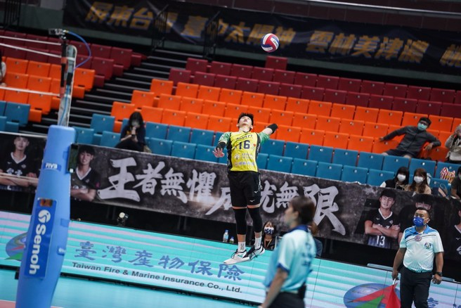 conti周冠宇高高跳起準備發球。(中華排協提供)