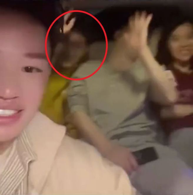 黃衣女子疑似張穎穎想入鏡。(圖/微博)