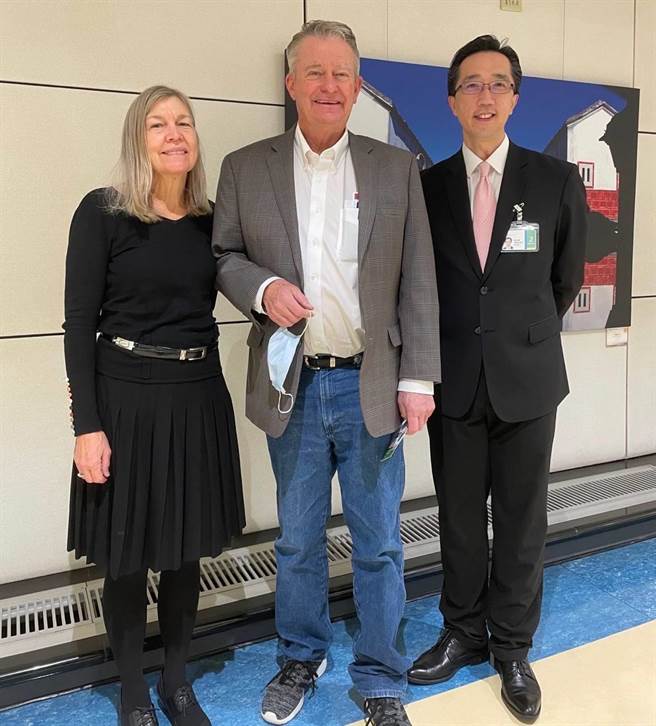 外交部北美司司长徐佑典（右）代表外交部欢迎美国爱达荷州州长李睿德（Brad Little）伉俪（图左）率经贸考察团访台。（外交部提供）