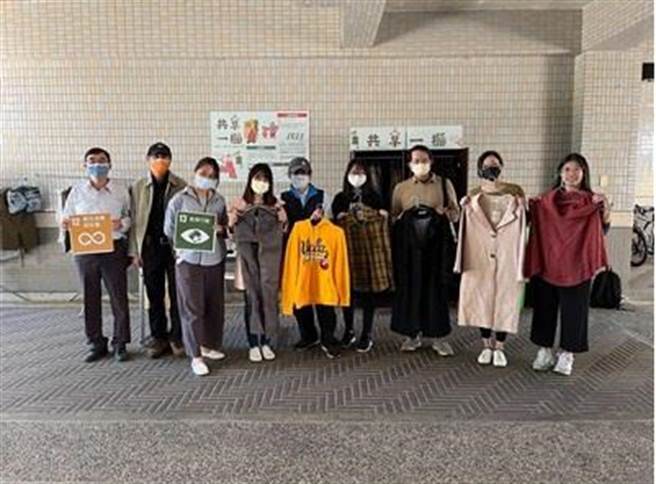 台中市环保局与东海大学收度携手举行「共享一柜」二手衣物交流活动，活动自即日起至12月25日。（台中市政府提供／张妍溱台中传真）