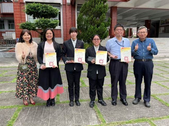 花莲私立四维高中学生徐文仪（右三）与杨舒涵（左三），日前在学生技艺竞赛商业类难度较高的「商业简报」及「会计资讯」职种中，夺下金手奖。（四维高中提供／罗亦晽花莲传真）