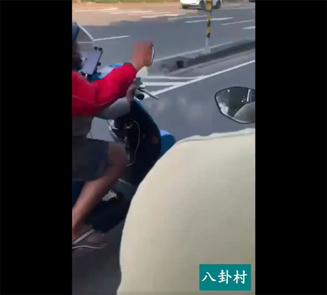 骑士的手放在后照镜上，孩童的手却是放机车把手上。（翻摄「八卦村－行车纪录器影片上传中心」）