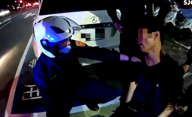 陈男为了证明自己没有携带违禁物时不断发抖，在清空口袋的过程中不慎将海洛因。(苏育宣翻摄)