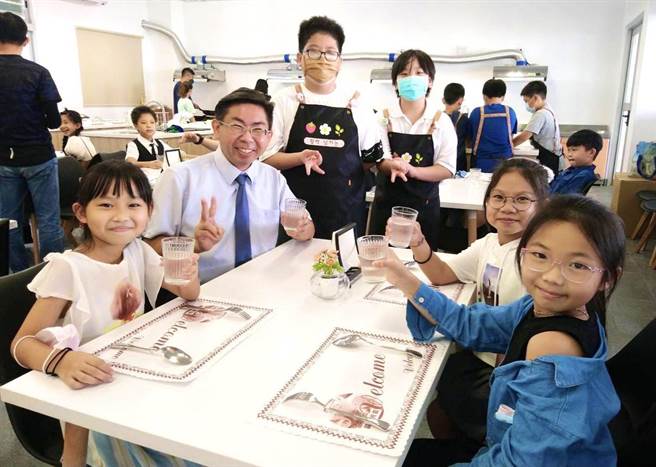 高雄市南安国小结合自然、综合、健康等课程，让学生学习种菜、採收以及餐桌礼仪。（高市教育局提供／杨舒婷高雄传真）