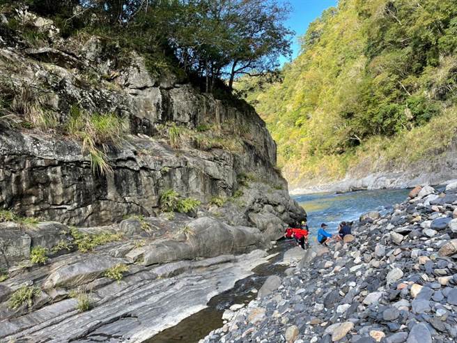 ，有钓客3日在泰岗溪发现一具浮尸，警消证实是落水失踪27天的杨男。（新竹县消防局提供／罗浚滨新竹传真）