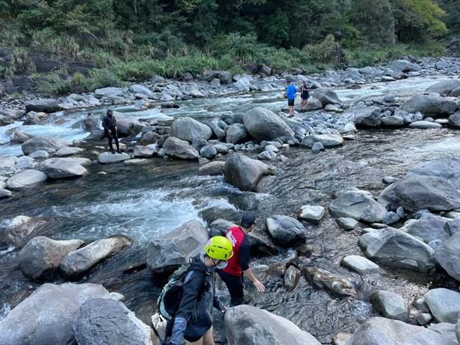，有钓客3日在泰岗溪发现一具浮尸，警消证实是落水失踪27天的杨男。（新竹县消防局提供／罗浚滨新竹传真）